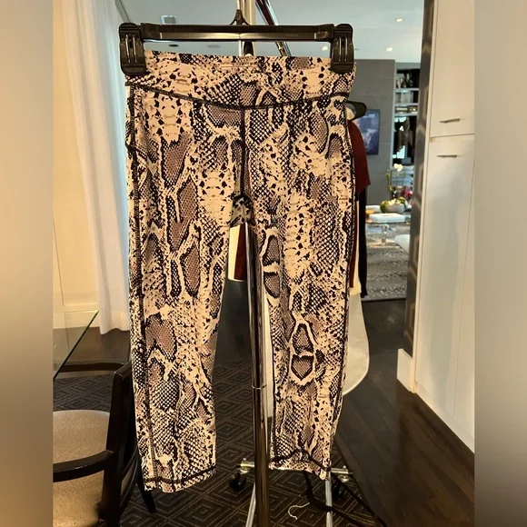 Yoga athletic pants in grey snake pattern XS Human Performance Engineering. - Picture 1 of 3